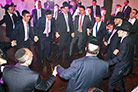 No casamento de Mike e Shiri Sisro